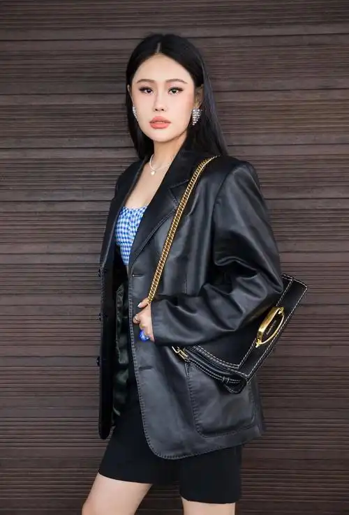 36岁袁娅维身材火辣一袭开叉白裙秀身材手臂眼妆镶钻超耀眼