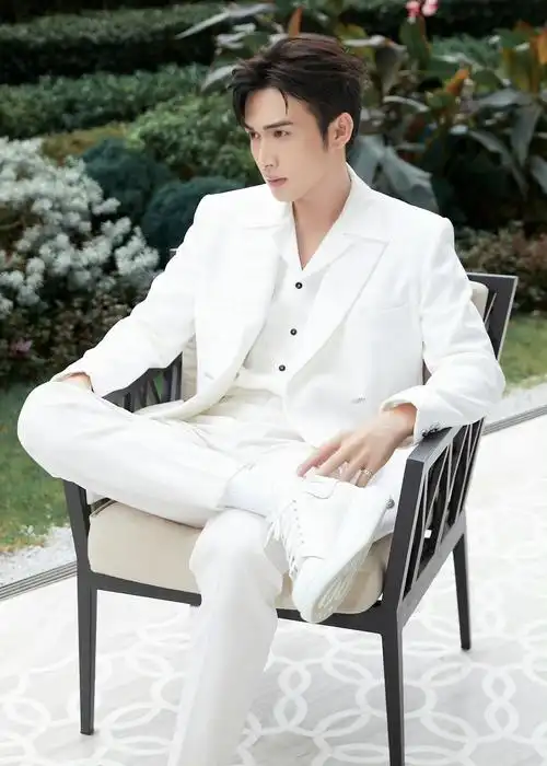 张彬彬白色西服造型优雅贵气仪态满分难以忘怀的白月光
