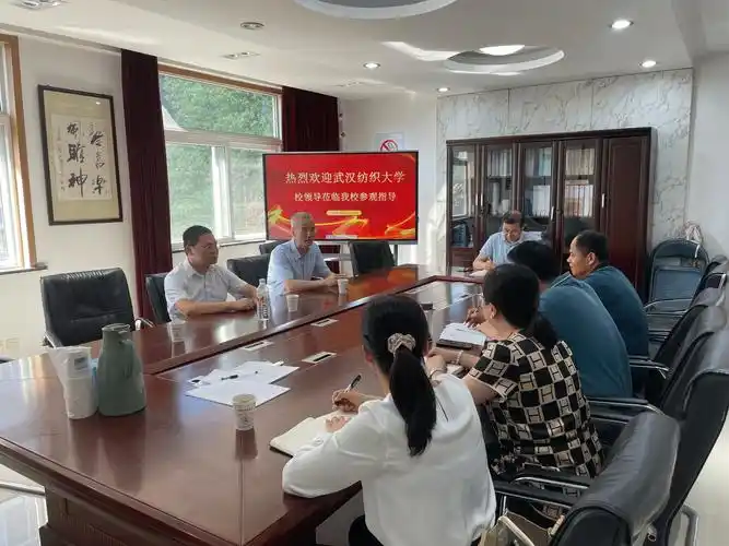 跃新,副校长曹君,高三年级主任胡继华,校办副主任杜玲出席了签约仪式