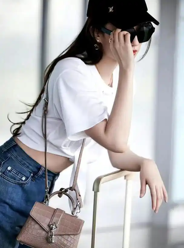 刘亦菲现身机场,简约露腰白t恤搭配牛仔阔腿裤,清爽又时尚!