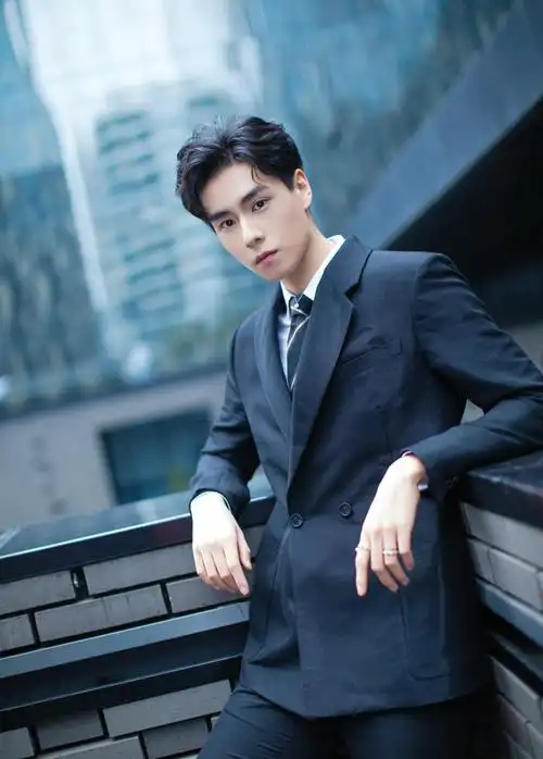 胡一天小分头太帅气,有颜身材好穿什么都好看,这小伙未来可期