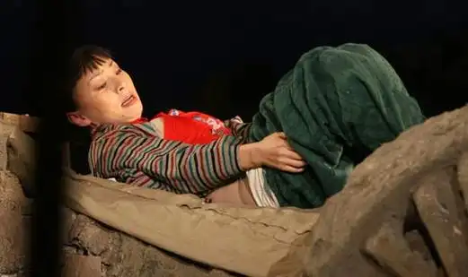 盘点明星大尺度舞台照 宋丹丹自扒裤子_娱情速递_温州网