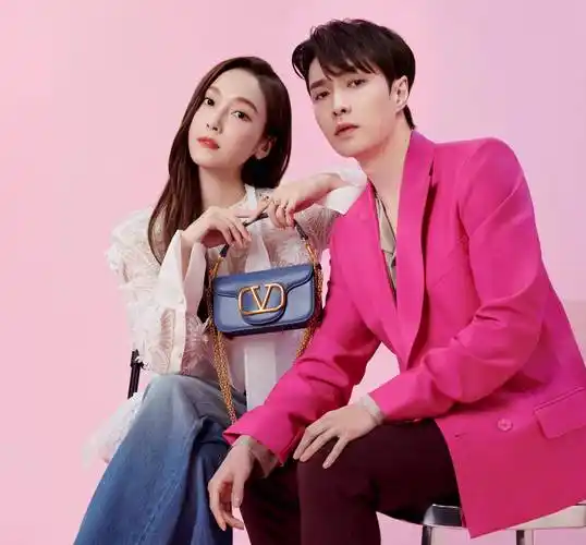 原创家族粉狂喜张艺兴郑秀妍同拍520广告大片姐姐搭着弟弟的肩膀