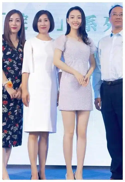 武大前校花吴倩放弃校服,换上银光闪闪的裙子,美成童话公主!