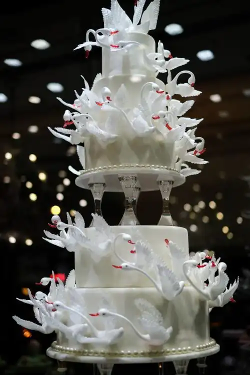 "天价蛋糕"价值百万,豪车送货上门,推出后结果让人"意外"