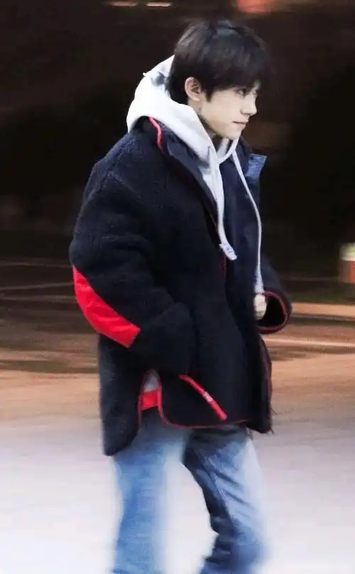 易烊千玺穿搭简单的休闲装,展现时尚魅力,这样搭配女孩子很喜欢