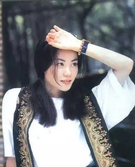 王菲:狂热的爱情主义者,凭借智慧耍出一套爱情"回马枪"_窦唯_音乐