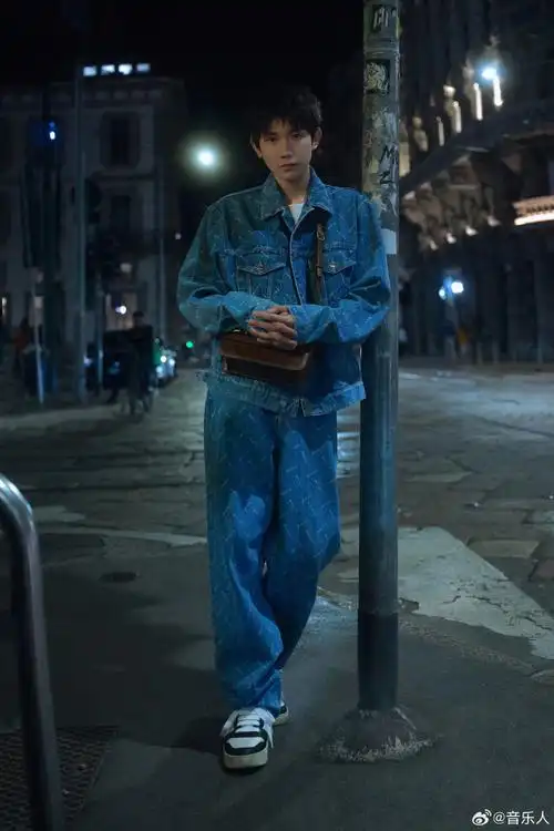 全身印花logo牛仔搭配运动鞋,斜挎棕色背包吸睛,祝看秀顺利啦#王源