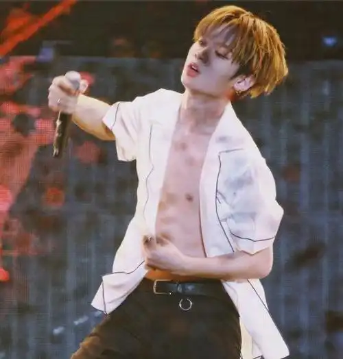 男星秀腹肌张艺兴撩人鹿晗男人味十足千玺惊艳到我了