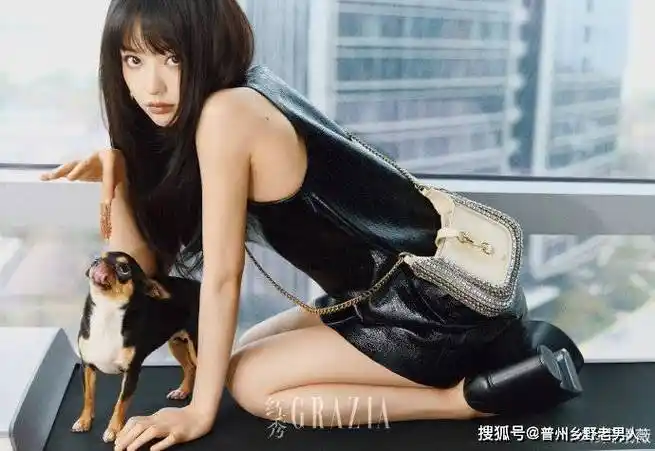 时尚对决:x《红秀》与倪妮的黑色皮革连衣裙_钟楚曦_风格_杂志