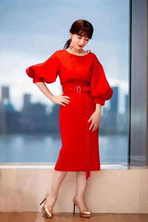 66岁赵雅芝一袭红裙美艳动人,搭配桃心耳环甜美似少女,好迷人