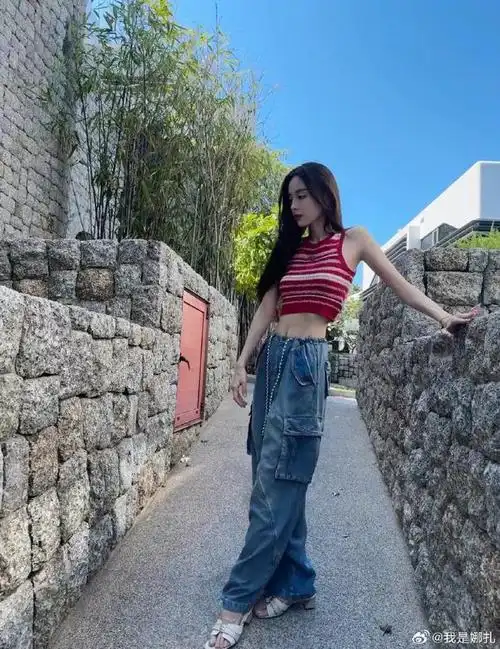 古力娜扎分享出游美照倾城容貌美如初恋大秀马甲线惹人爱