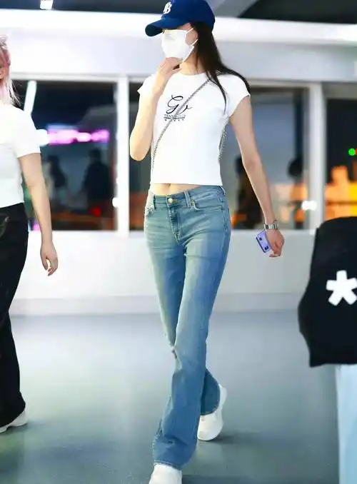 微喇的版型将脚上的小白鞋遮盖融入身高,让孙怡本就高挑的模特身材看