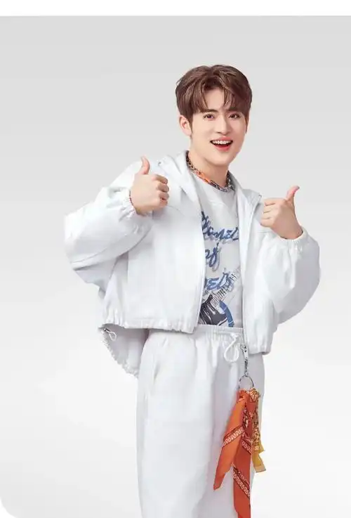 into1官博发文称力丸因身体原因暂停工作将于近日回家乡进行治疗和