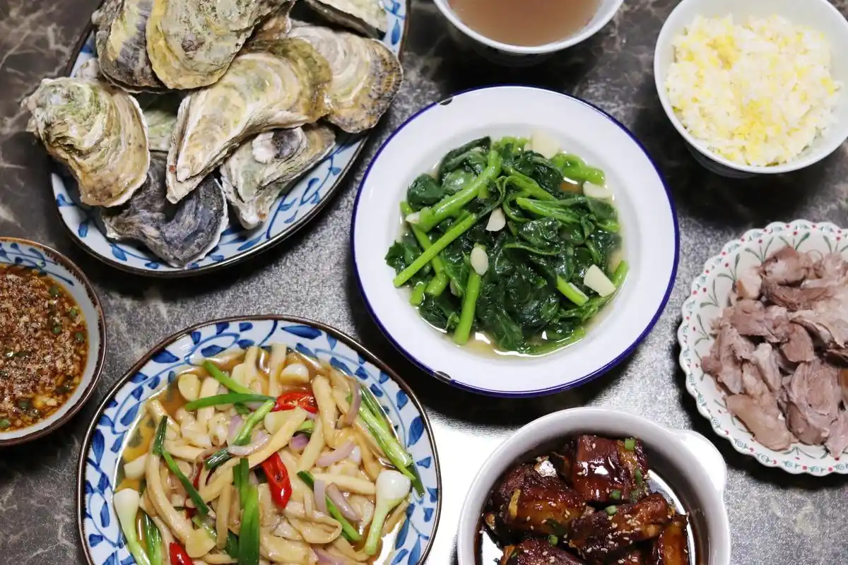 四口之家的晚餐,两荤两素拒绝精致穷,网友:碗筷起落间的幸福_手机搜狐