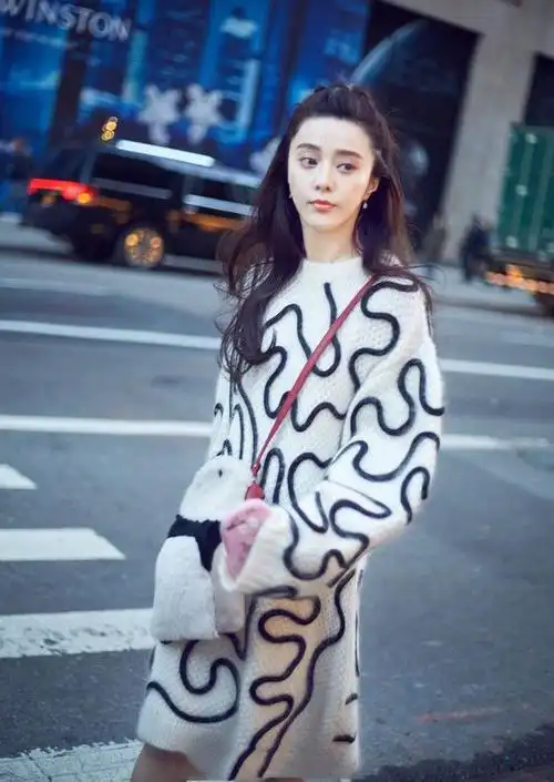 范冰冰又成功扮嫩穿毛衣裙街拍坚持露一截腿太会赚眼球了
