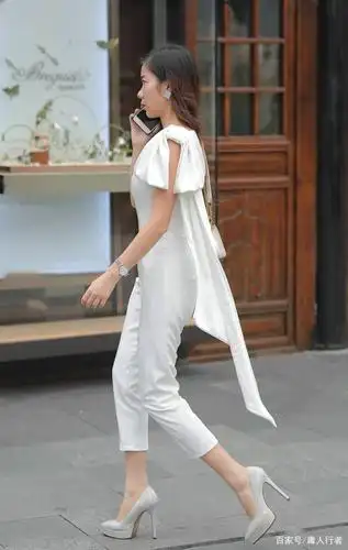 白色不显胖,美女搭配白色连身裤和白色高跟鞋