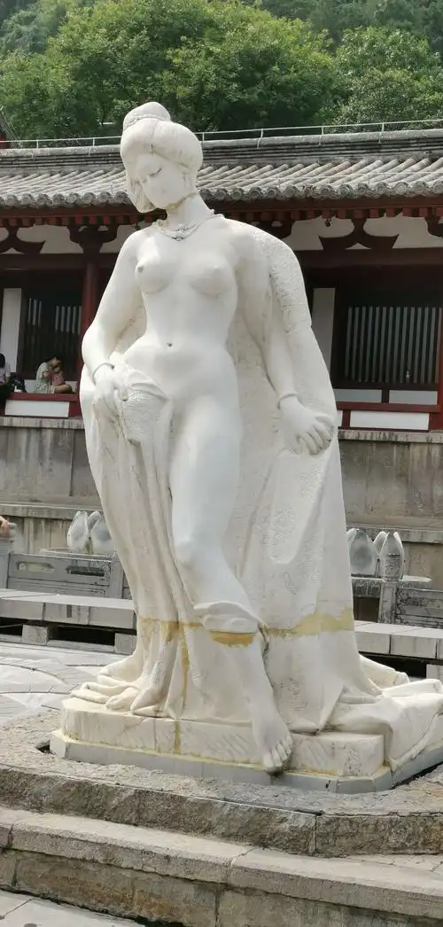 池外,杨贵妃雕像,减肥人看了会后悔.