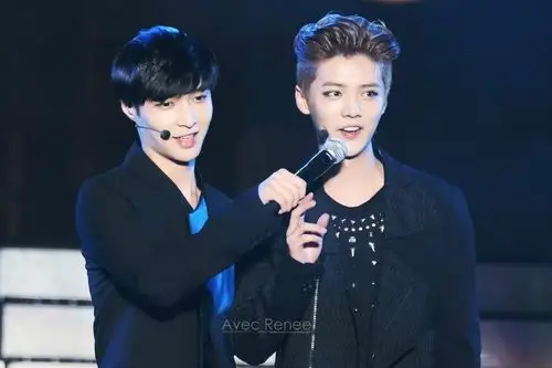 鹿晗25岁生日素颜上阵踢足球大方祝福昔日兄弟张艺兴