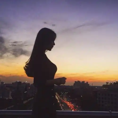 女生头像背影长发逆光_头像图片_扣扣乐园