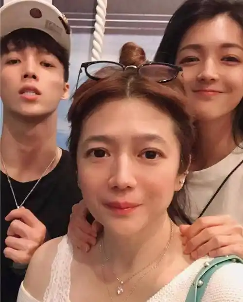 张庭夸女儿美的高级,林瑞阳前妻晒母子三人合照狂打脸,反差明显