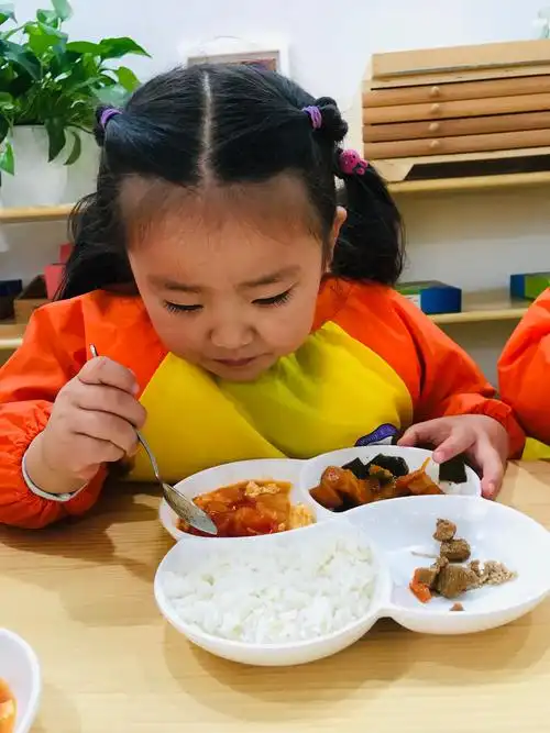 幼儿园的饭菜就是香,和小朋友们一起吃饭最开心