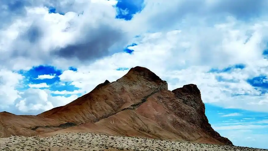 新疆阿尔金山国家级自然保护区有一片古老的岩溶地貌