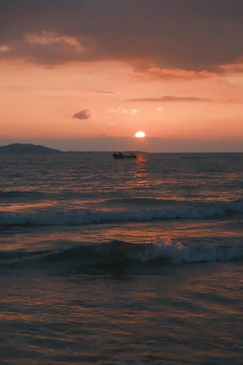 海滩椰林落日.用富士在海边拍的一组落日照片  11月的三亚人 - 抖音