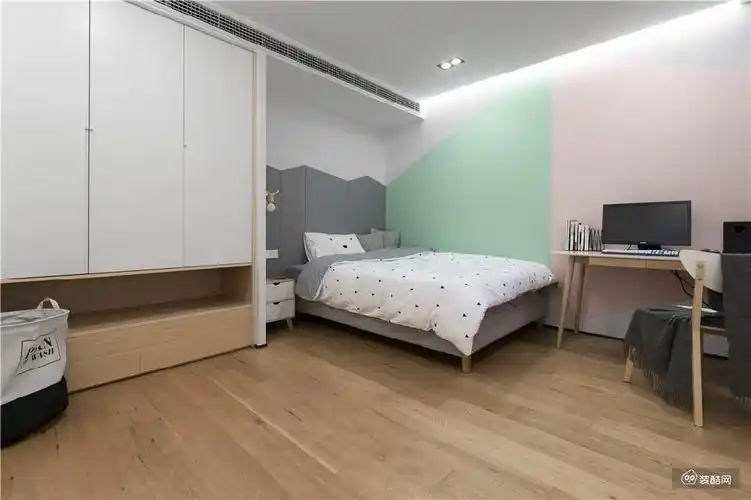 床头则做了灰色硬包,这三种色块相映成趣,让本来光秃秃的墙壁也绽放出