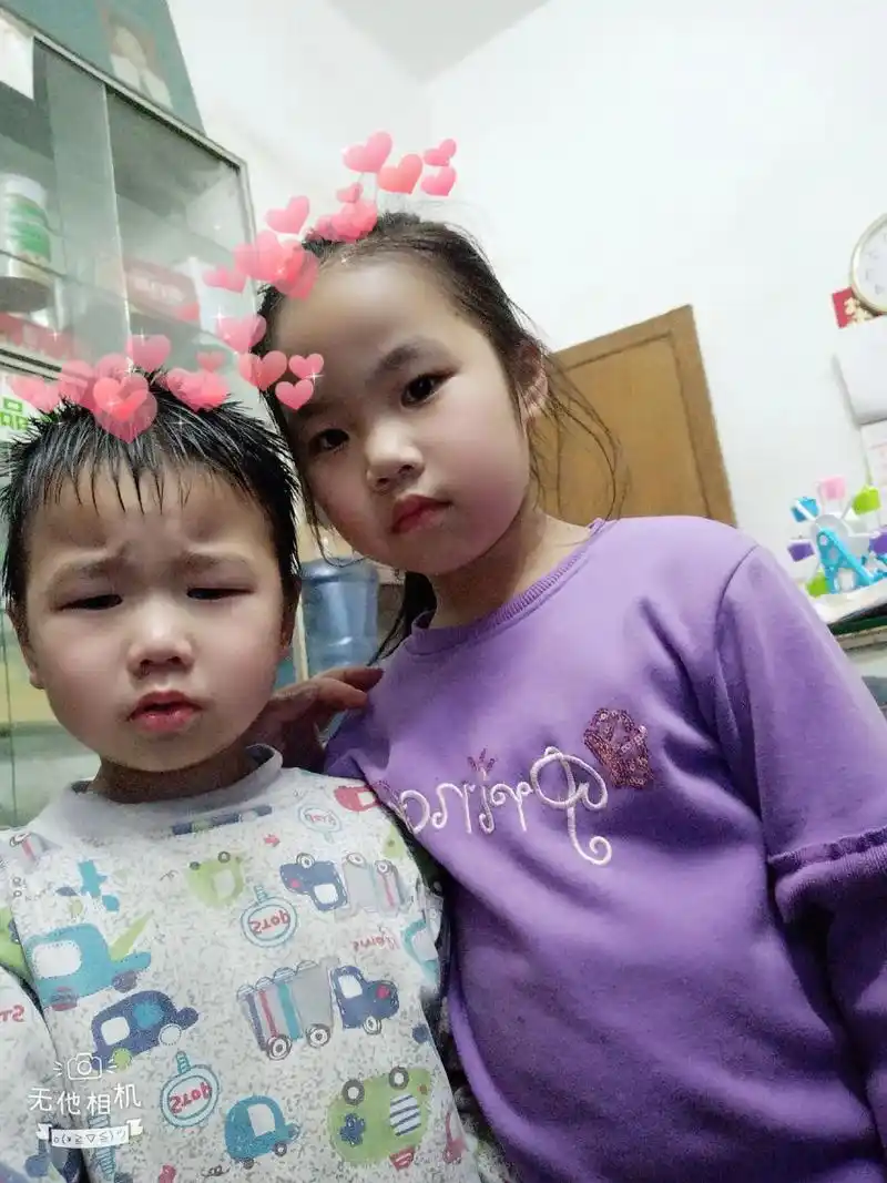 姐弟同框的美好时光. 我的儿女#我的小棉袄和皮夹克