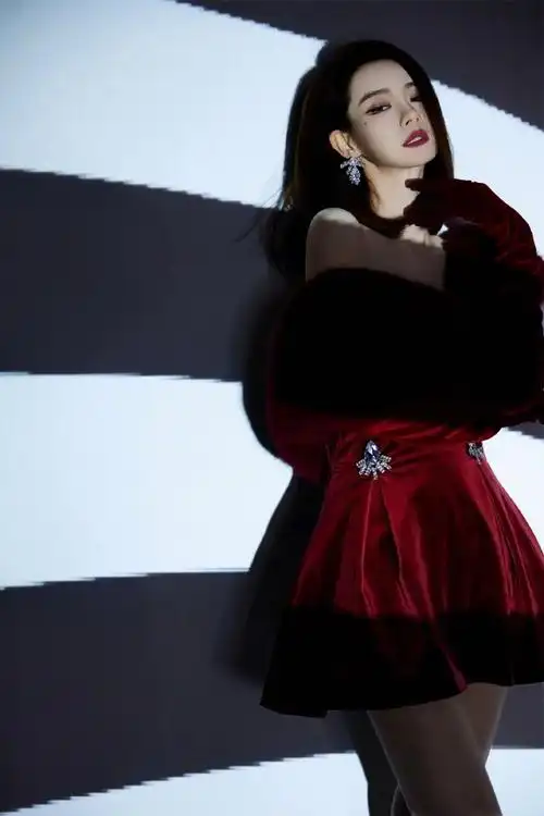 戚薇《火星情报局》收官造型复古的酒红丝绒裙装,明艳靓丽的红玫瑰