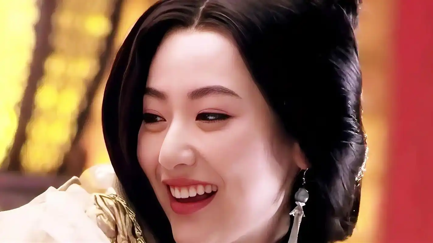 白冰:清纯与魅力的完美融合 年轻时的白冰真是人如其名,清纯与魅力