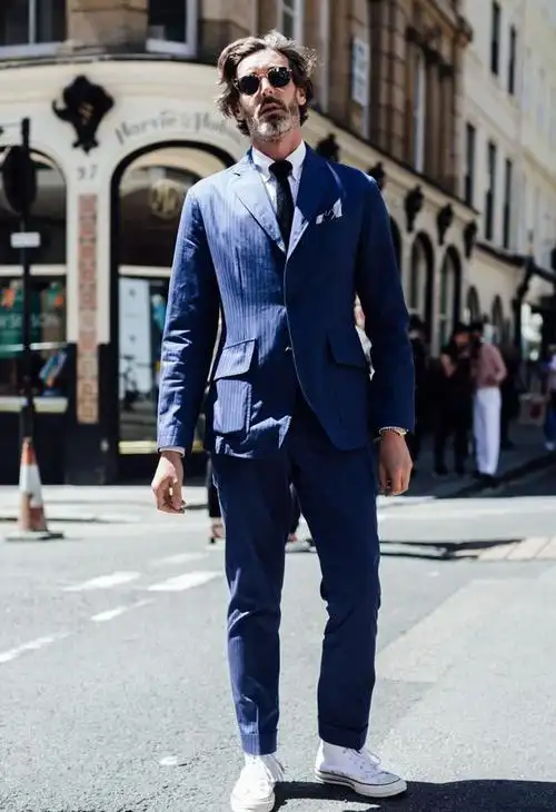 英国大叔好懂搭配穿上西装很有绅士范比年轻小伙还帅气