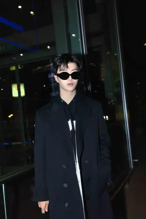 范丞丞首次启程巴黎时装周少年绅士秀场造型引期待