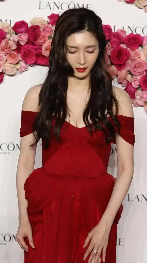 江疏影出席活动的疏影红裙尽显妩媚气质