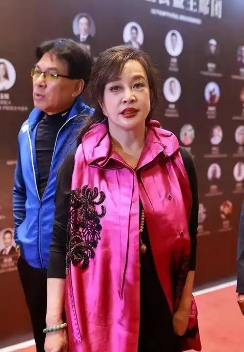 71岁刘晓庆晨跑暴露真实身材,紧身衣遮不住赘肉,戴墨镜跑步不忘p图