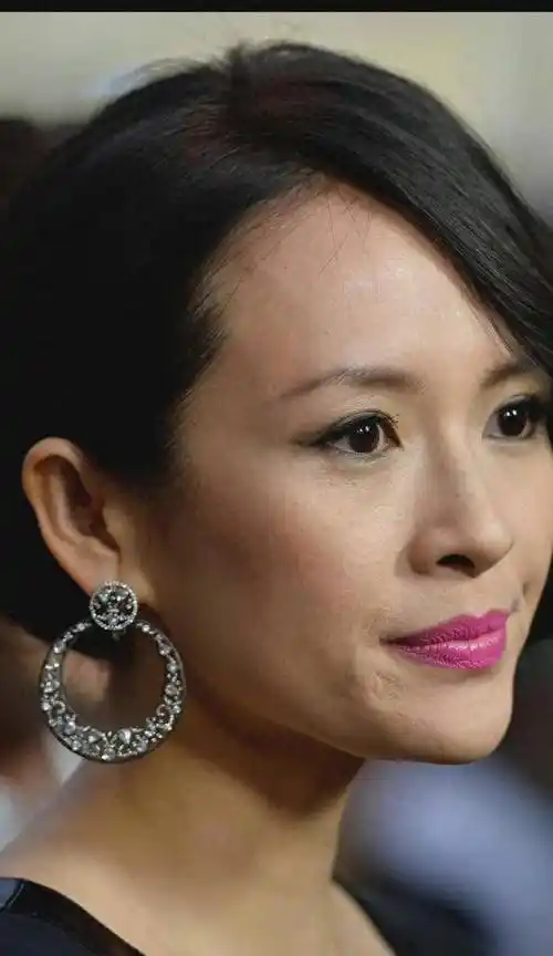 章子怡在大年三十晒出了最新近照,一个人落寞闭着眼睛倚靠在飞机窗边.