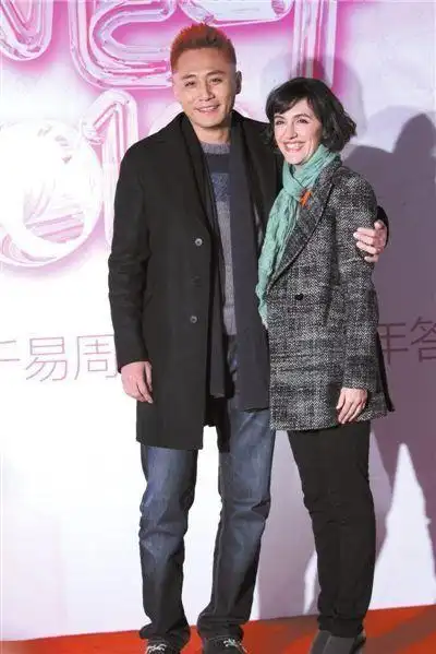 刘烨老婆唱歌灯光下看着很温柔就算法令纹纹多也是一番风味