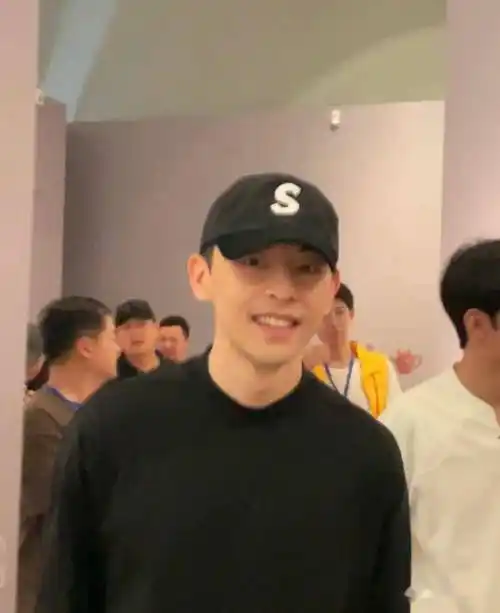 8月的第一天,就有路人将在河北博物馆偶遇邓伦的照片发出,他穿着休闲