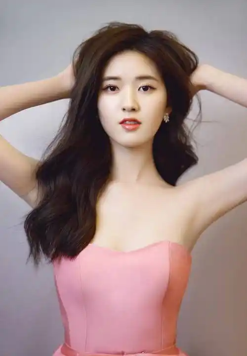 原创赵露思机场扎头发一只手都抓不满看清发量多少真不敢相信