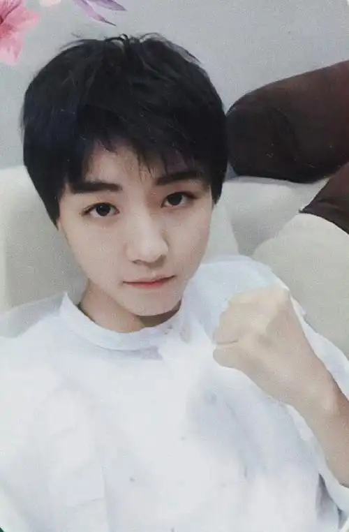 王俊凯的高中毕业照