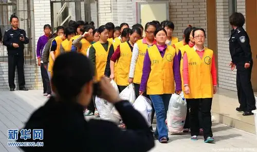 原本分散关押在两个看守所内的200余名女性关押人员拎着大包小包,忙着