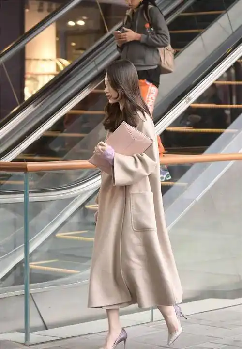 光腿穿着,搭配杏色呢子大衣_女子_款式_高跟鞋