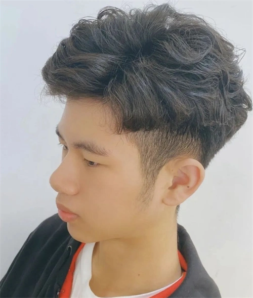 厚重的头发也无需削薄,铲青的剪裁对于这款发型来说,显得轻盈不少.