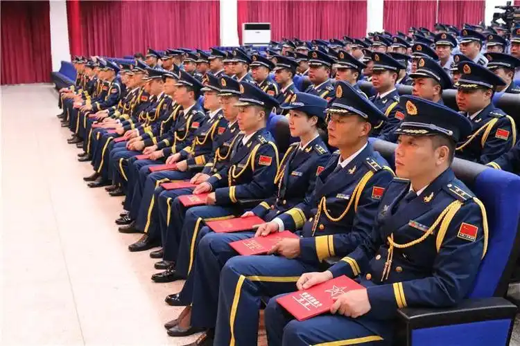 空军部队组织军官晋衔仪式,美丽军嫂为丈夫授衔