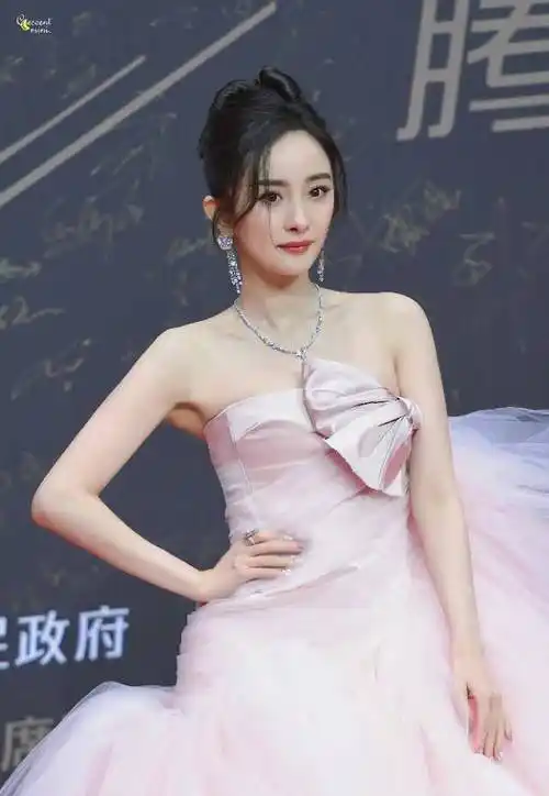 原创34岁杨幂星光大赏造型宛如仙子演泽时尚甜美少女心