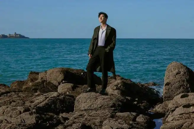 刘宪华海边小提琴大片##穿风衣的刘宪华