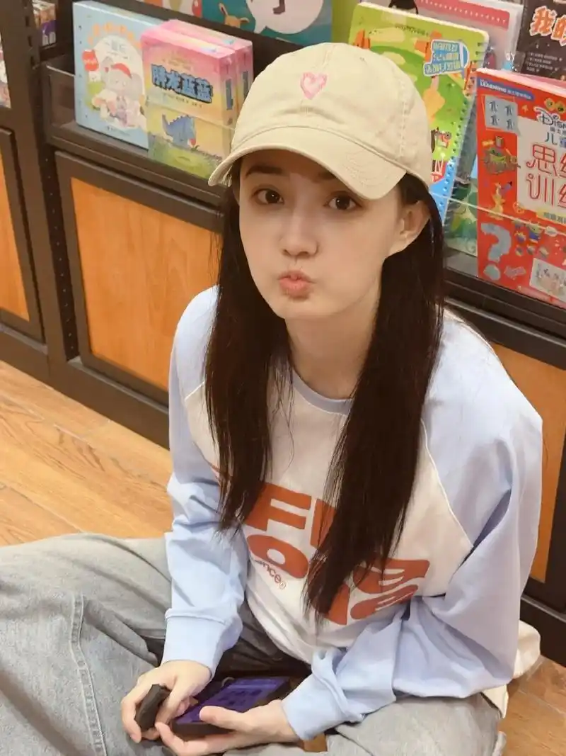 徐璐的一组书店随拍曝光,她头戴棒球帽近乎素颜皮肤状态超好,身 - 抖