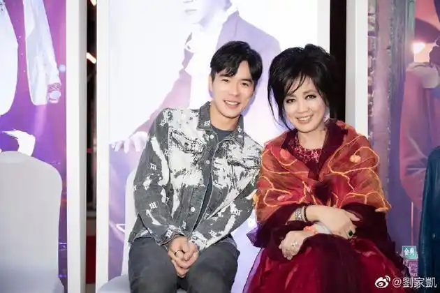 刘家凯与齐豫王力宏合影 露羞涩笑容一秒变迷弟