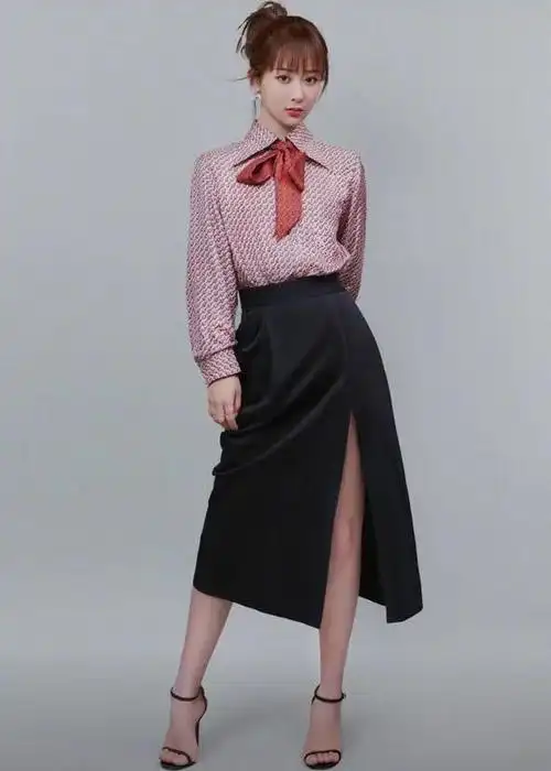 杨紫穿礼服的尴尬瞬间!肩宽圆润,唯独长腿别具风采